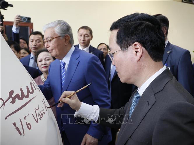 Chủ tịch nước Võ Văn Thưởng và Tổng thống Cộng hòa Kazakhstan tham quan Làng gốm Chu Đậu