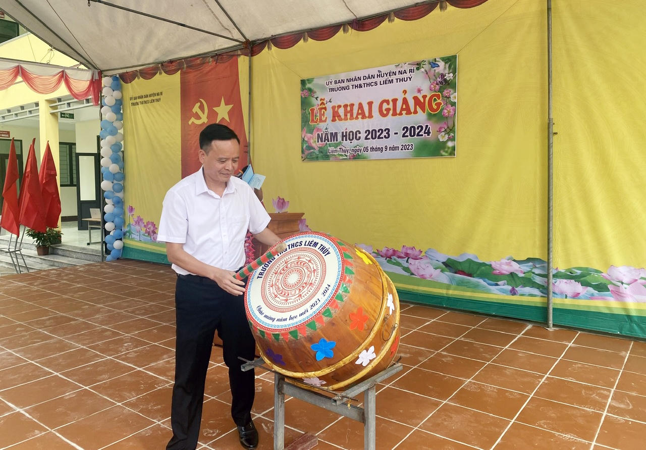 Tưng bừng khai giảng năm học mới trên mọi miền đất nước