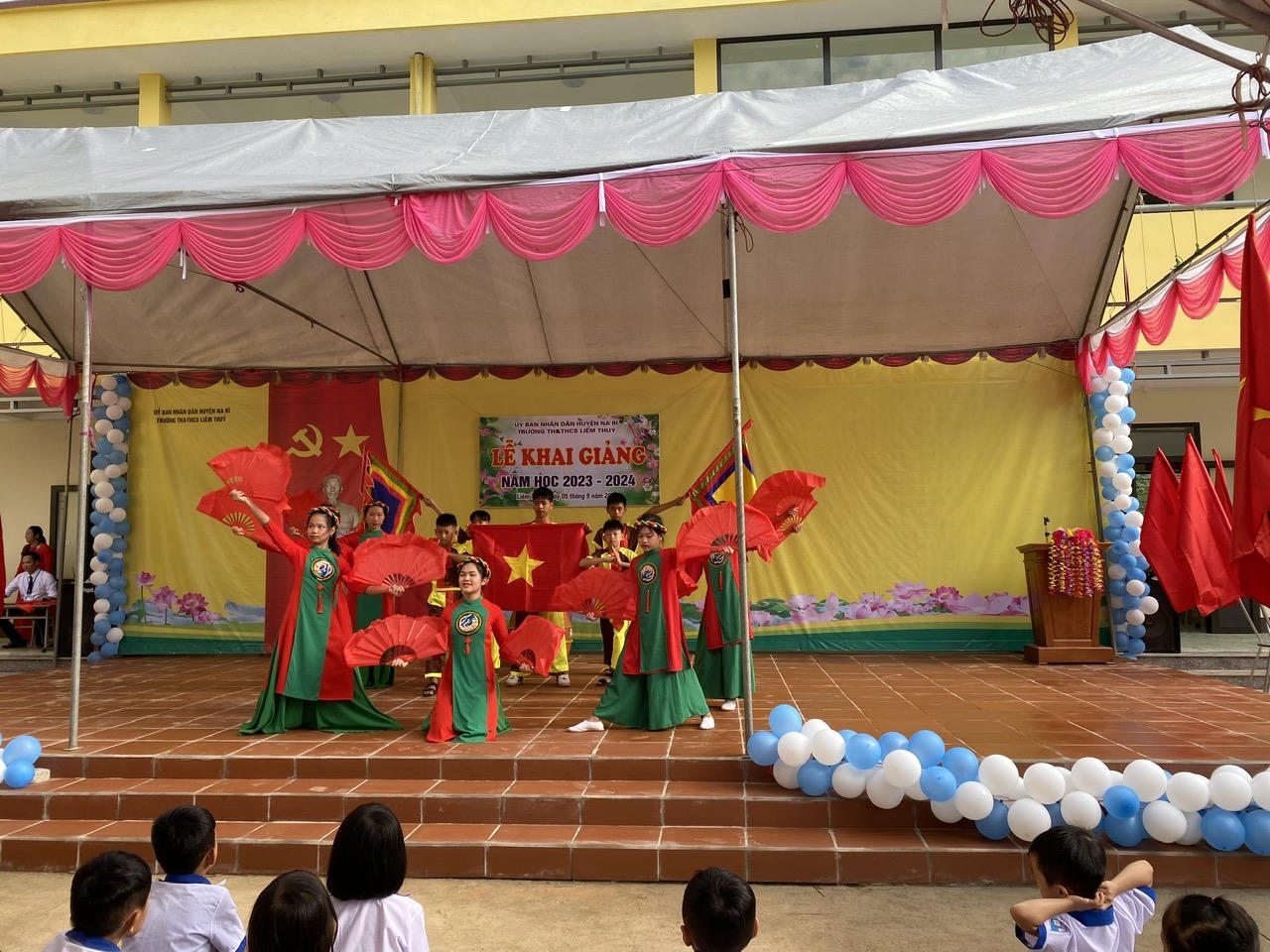 Tưng bừng khai giảng năm học mới trên mọi miền đất nước