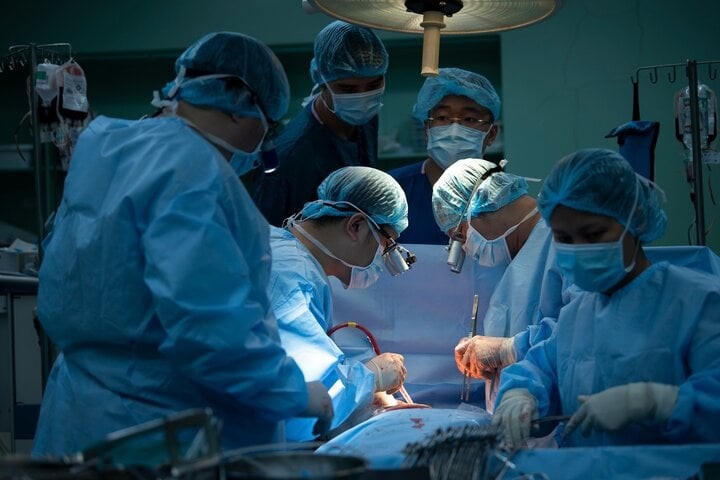 Người lưu giữ những khoảnh khắc sinh tử ở phòng phẫu thuật Bệnh viện Bạch Mai