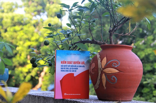 Thêm một cuốn sách của TS Vũ Văn Tiến về phòng, chống tham nhũng, tiêu cực