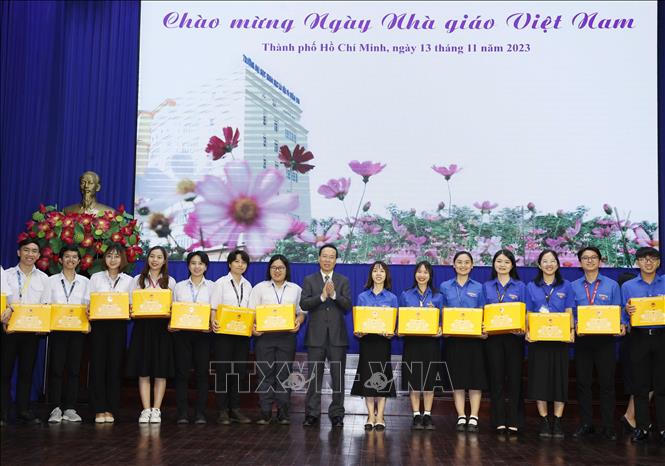 Chủ tịch nước về thăm ĐH Khoa học Xã hội và Nhân văn TP HCM, chúc mừng thầy cô giáo cũ