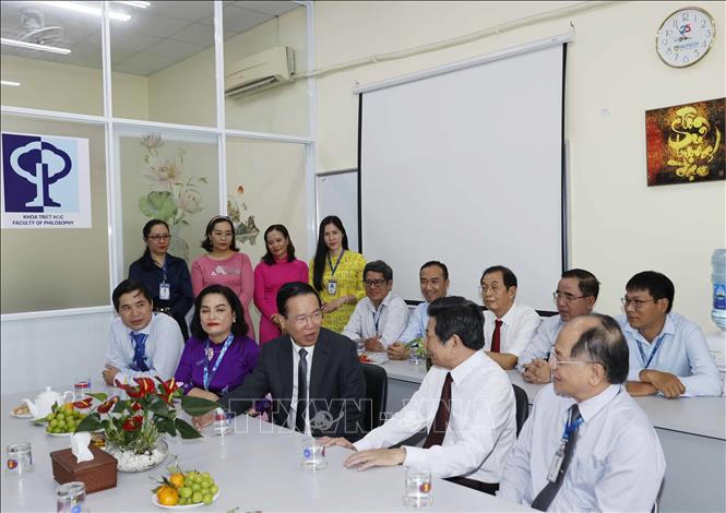 Chủ tịch nước về thăm ĐH Khoa học Xã hội và Nhân văn TP HCM, chúc mừng thầy cô giáo cũ