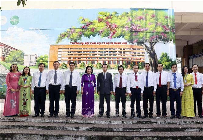 Chủ tịch nước về thăm ĐH Khoa học Xã hội và Nhân văn TP HCM, chúc mừng thầy cô giáo cũ