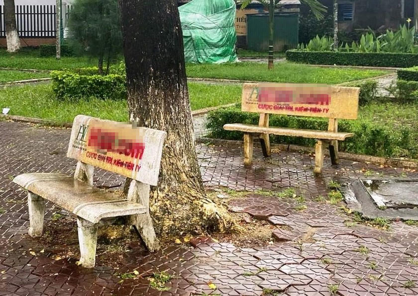 Nhóm đối tượng xịt sơn quảng cáo web cờ bạc lên cả trăm ghế đá