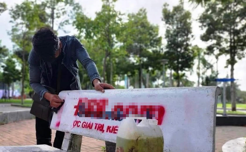 Nhóm đối tượng xịt sơn quảng cáo web cờ bạc lên cả trăm ghế đá