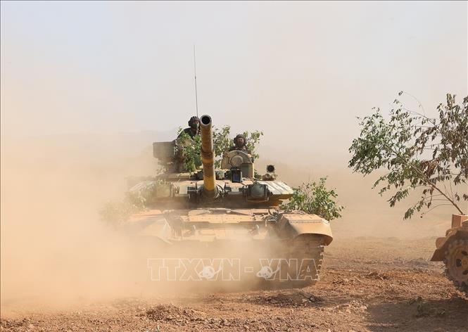 Thủ tướng dự diễn tập chiến thuật có bắn đạn thật của Quân đoàn 12