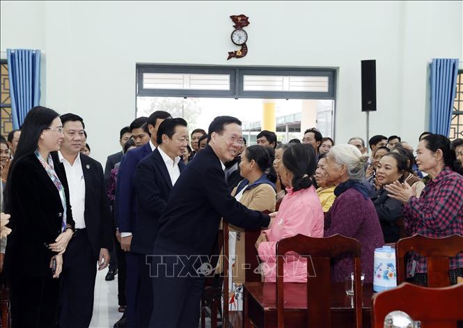 Chủ tịch nước thăm hỏi, động viên và tặng quà nhân dân xã nông thôn mới Bình Thuận