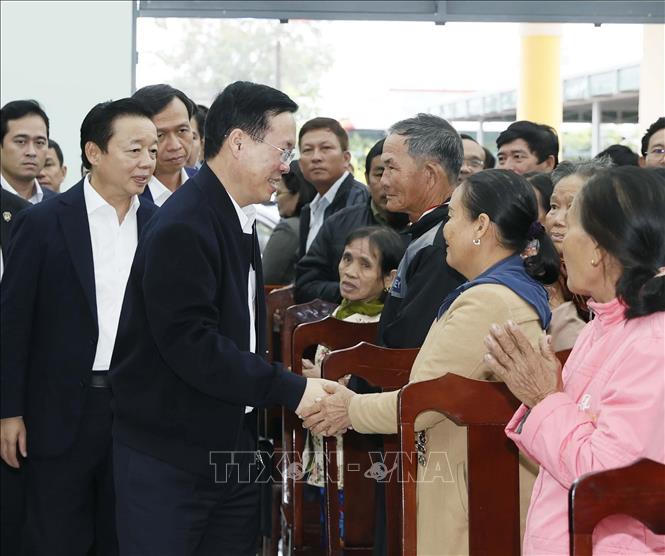 Chủ tịch nước thăm hỏi, động viên và tặng quà nhân dân xã nông thôn mới Bình Thuận