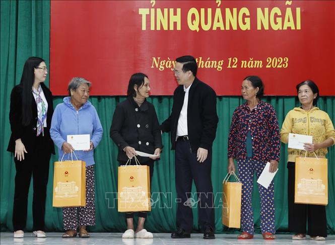 Chủ tịch nước thăm hỏi, động viên và tặng quà nhân dân xã nông thôn mới Bình Thuận