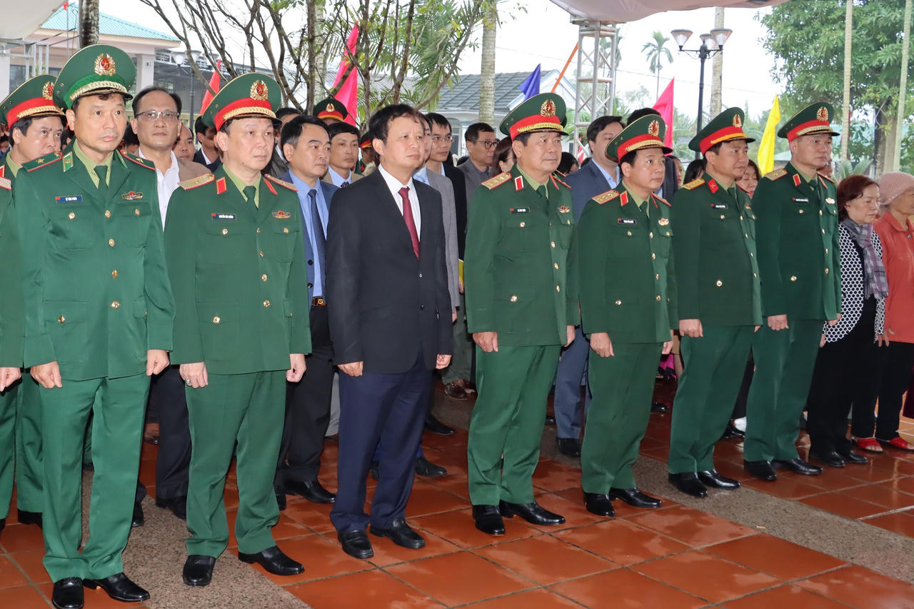 Đoàn công tác Bộ Quốc phòng dâng hương tưởng niệm Đại tướng Nguyễn Chí Thanh