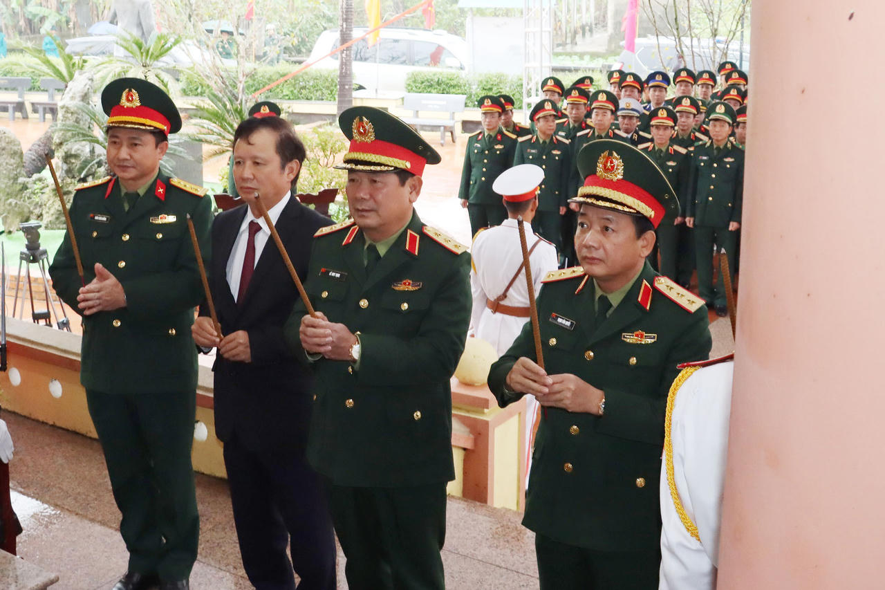 Đoàn công tác Bộ Quốc phòng dâng hương tưởng niệm Đại tướng Nguyễn Chí Thanh
