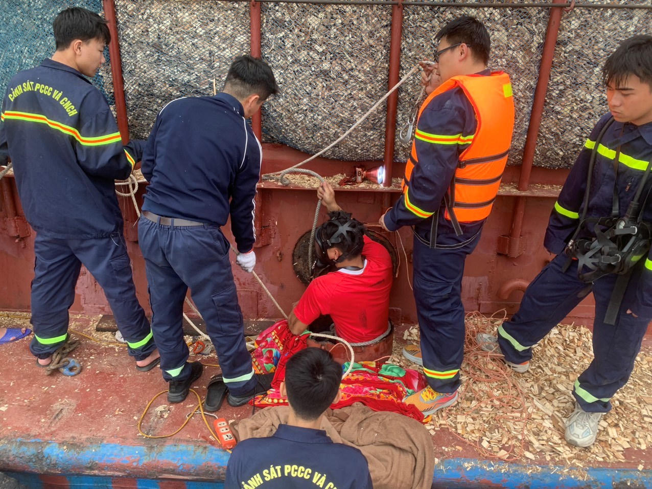 3 người tử vong trong hầm tàu chở gỗ trên sông