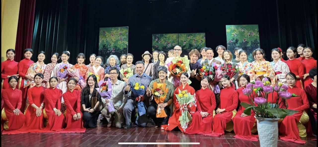 Phó Chủ tịch Quốc hội Lào Chaleun Yiapaoher mong muốn Sân khấu Lệ Ngọc sang Lào biểu diễn