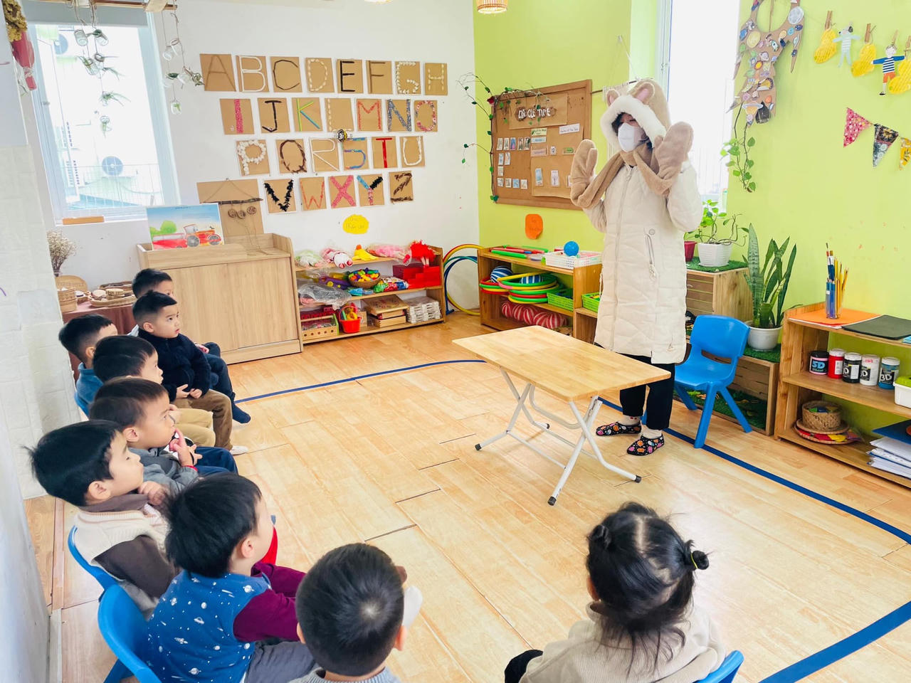 Bất chấp rét dưới 10 độ C, học sinh Hà Nội 'xúng xính' đến trường