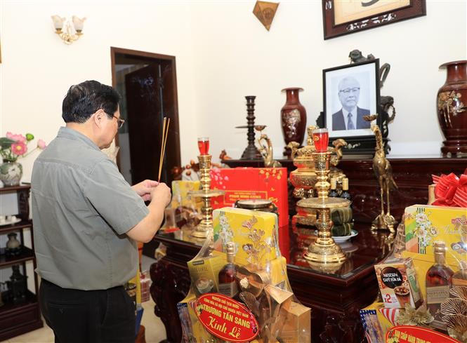 Thủ tướng Phạm Minh Chính dâng hương tưởng nhớ các cố lãnh đạo Chính phủ