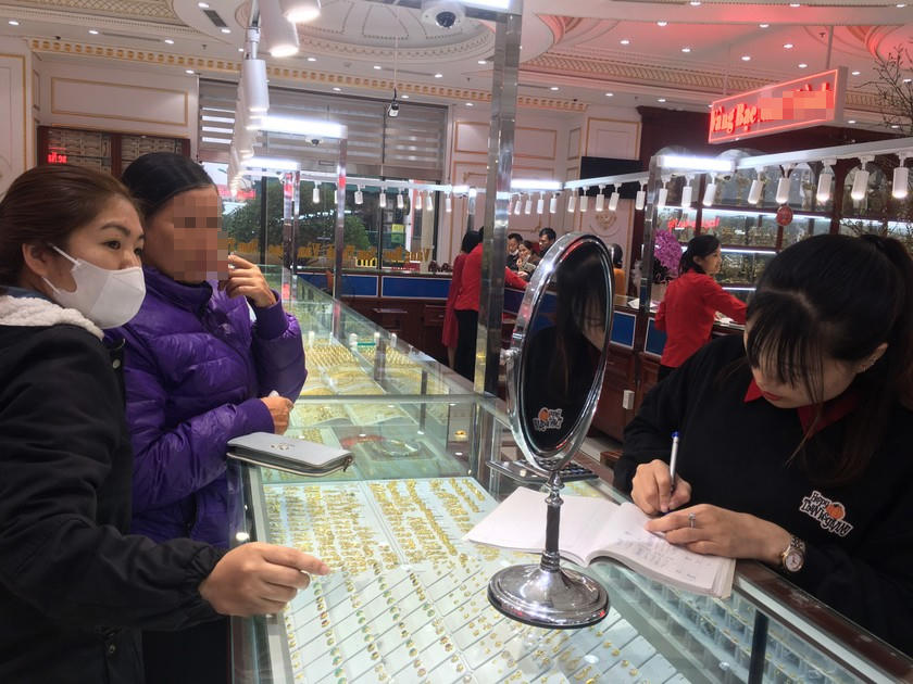 Mua vàng cuối năm: Nơi đông đúc, chỗ đìu hiu 