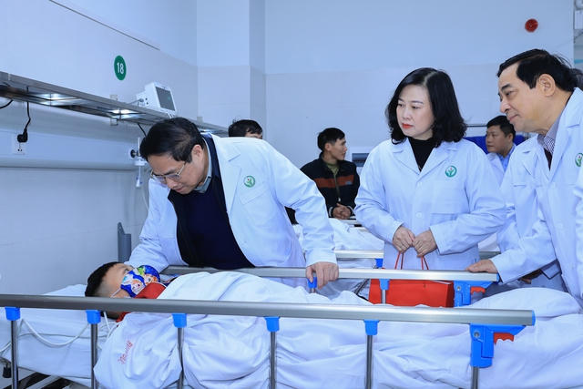 Thủ tướng thăm, chúc Tết, động viên cán bộ, bác sĩ và bệnh nhân các bệnh viện tại Hà Nội