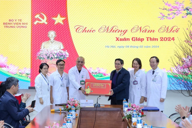 Thủ tướng thăm, chúc Tết, động viên cán bộ, bác sĩ và bệnh nhân các bệnh viện tại Hà Nội