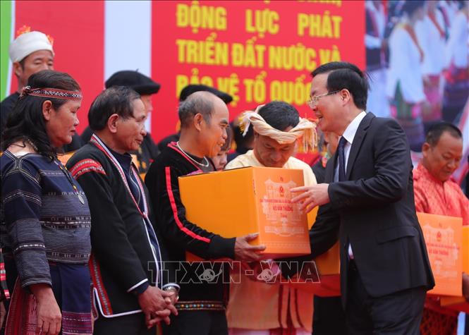 Chủ tịch nước dự Ngày hội sắc xuân trên mọi miền Tổ quốc