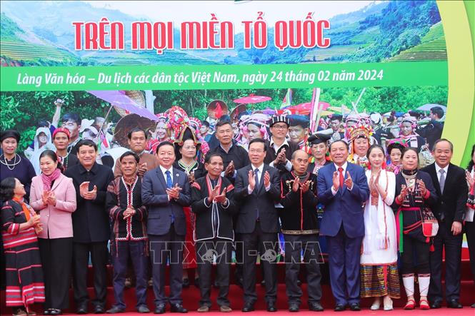 Chủ tịch nước dự Ngày hội sắc xuân trên mọi miền Tổ quốc