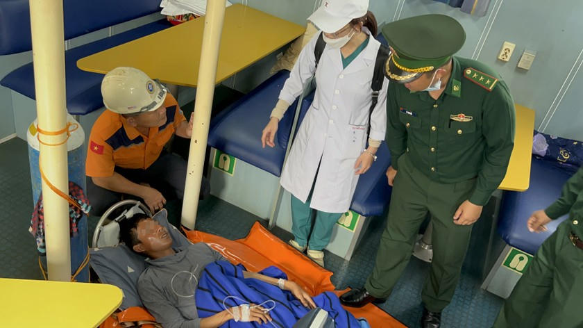 Cứu 1 ngư dân trôi dạt trên biển suốt 28 giờ