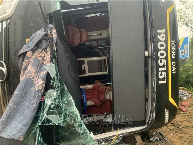 Xe khách bị lật tại Quảng Trị, 13 người bị thương