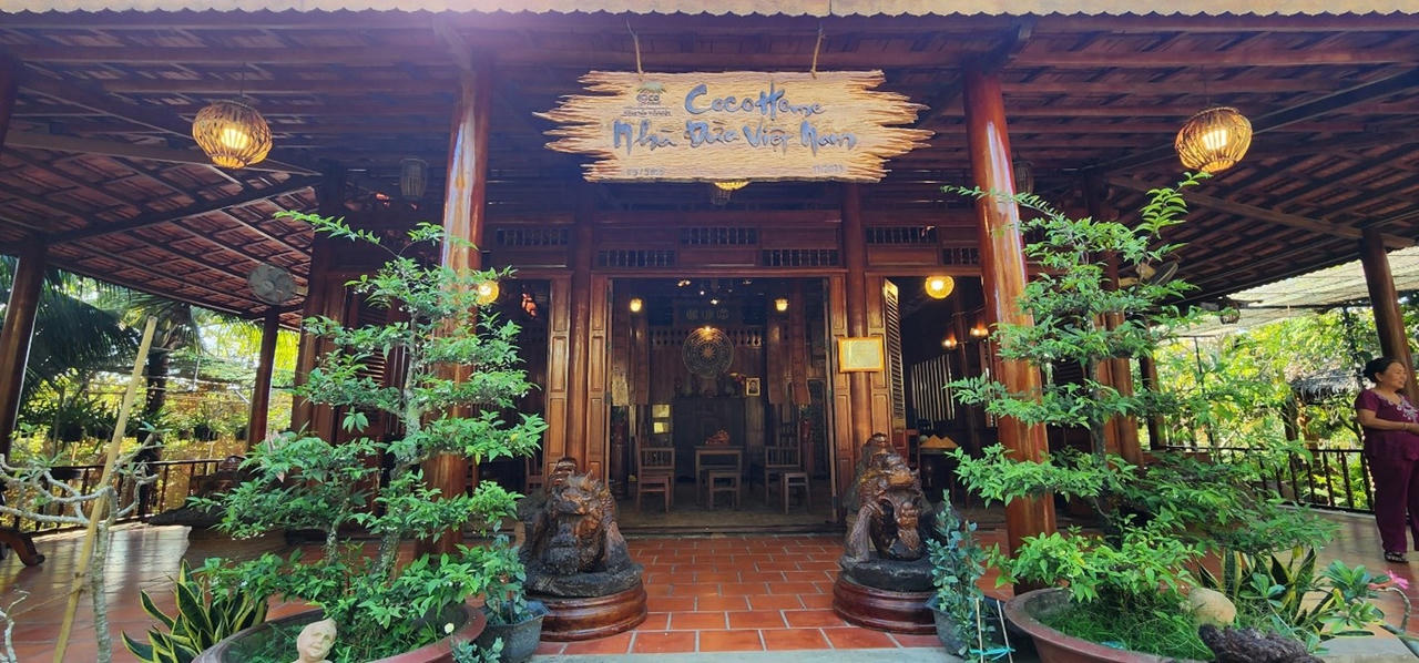 Ngôi nhà dừa 'độc lạ Việt Nam' tại Vĩnh Long