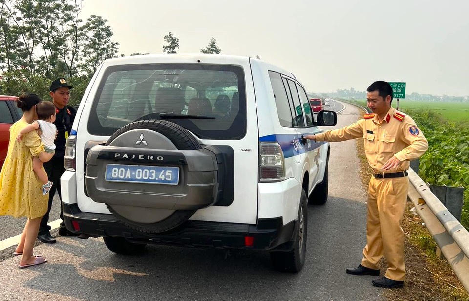 Cảnh sát giao thông ‘đội nắng’ thông đường cho người dân về quê nghỉ lễ 