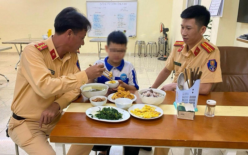 Cảnh sát Hà Nội tìm người thân cho bé trai đi lạc tại Hà Nội