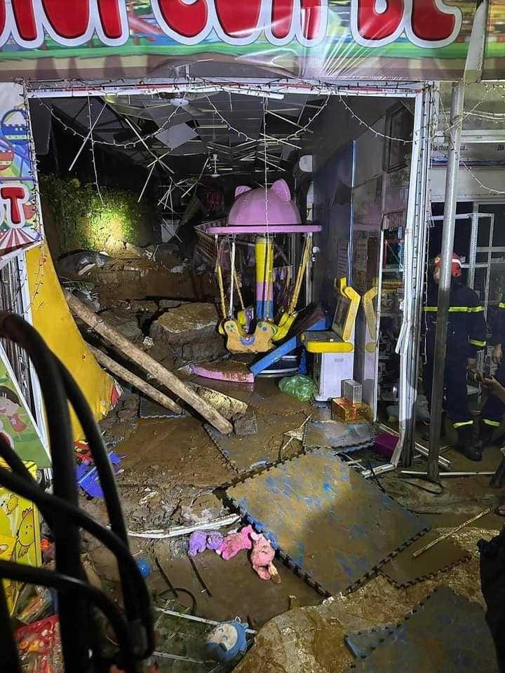 Sập tường nhà dân ở Hà Nội do mưa lớn, 3 cháu nhỏ tử vong