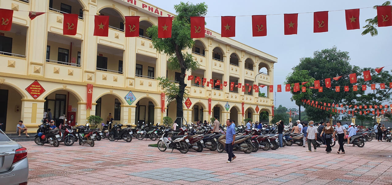 Phụ huynh Hà Nội ‘tiếp sức’ con trước giờ đua 'vượt vũ môn' vào lớp 10