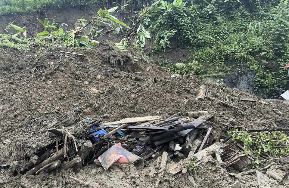 Hiện trường vụ sạt lở đất vùi 4 người trong đêm