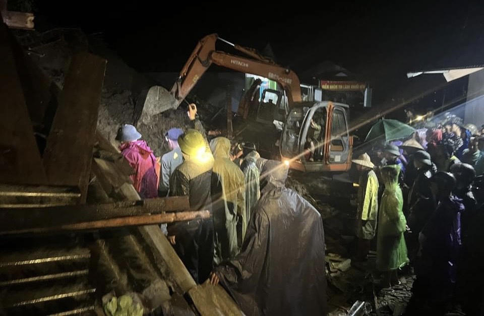 Hiện trường vụ sạt lở đất vùi 4 người trong đêm