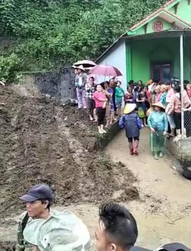 Hiện trường vụ sạt lở đất vùi 4 người trong đêm