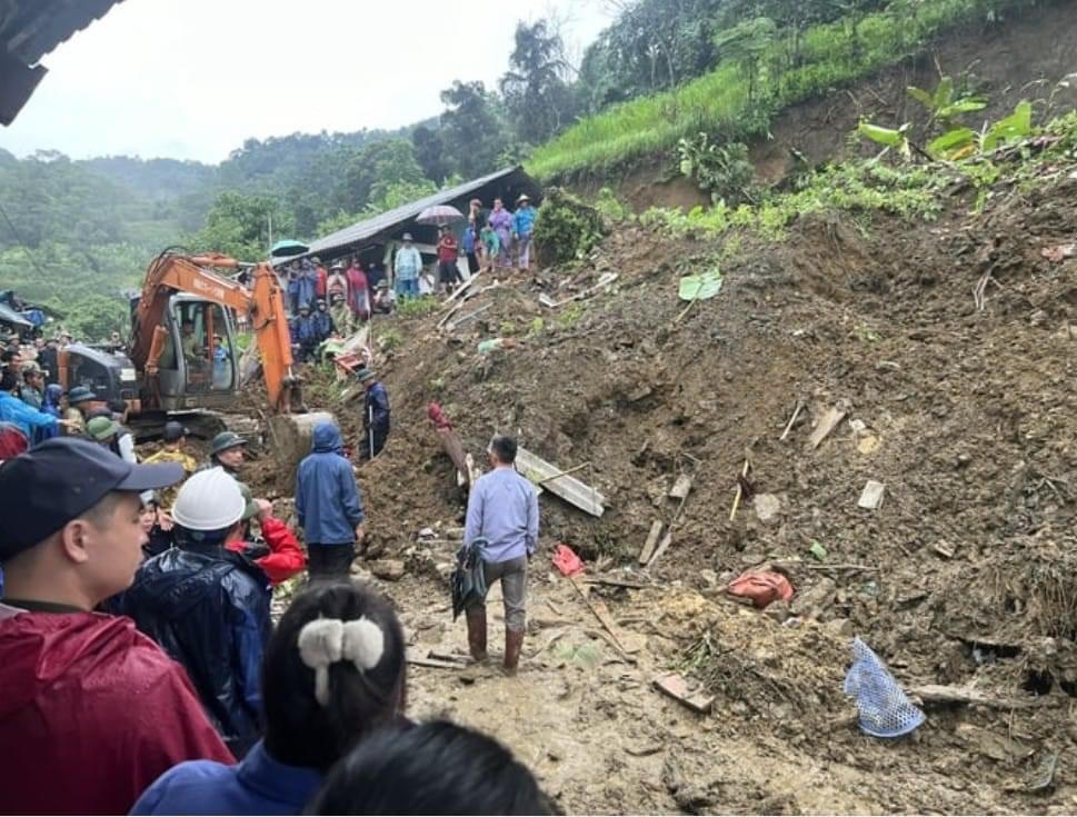 Hiện trường vụ sạt lở đất vùi 4 người trong đêm