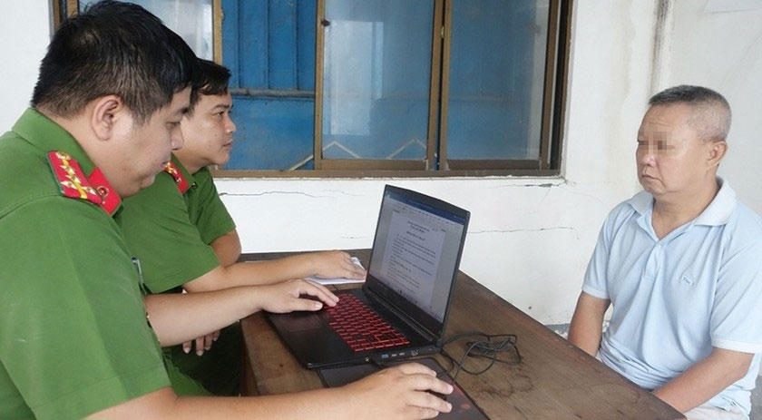 Bắt tạm giam 3 đối tượng trong đường dây vận chuyển tiền qua biên giới