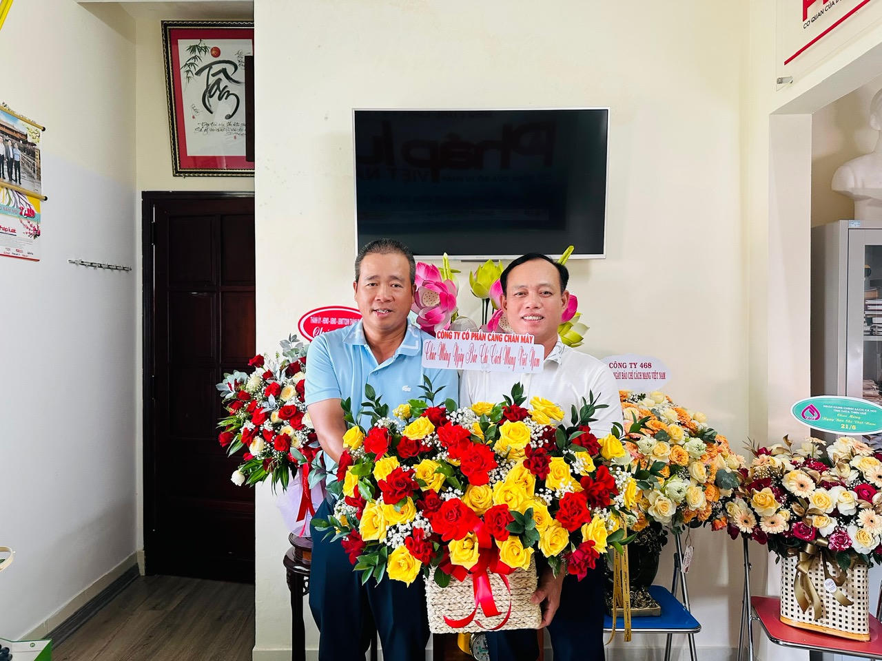 Cơ quan, đơn vị chúc mừng Văn phòng đại diện Báo PLVN tại Đà Nẵng dịp 21/6