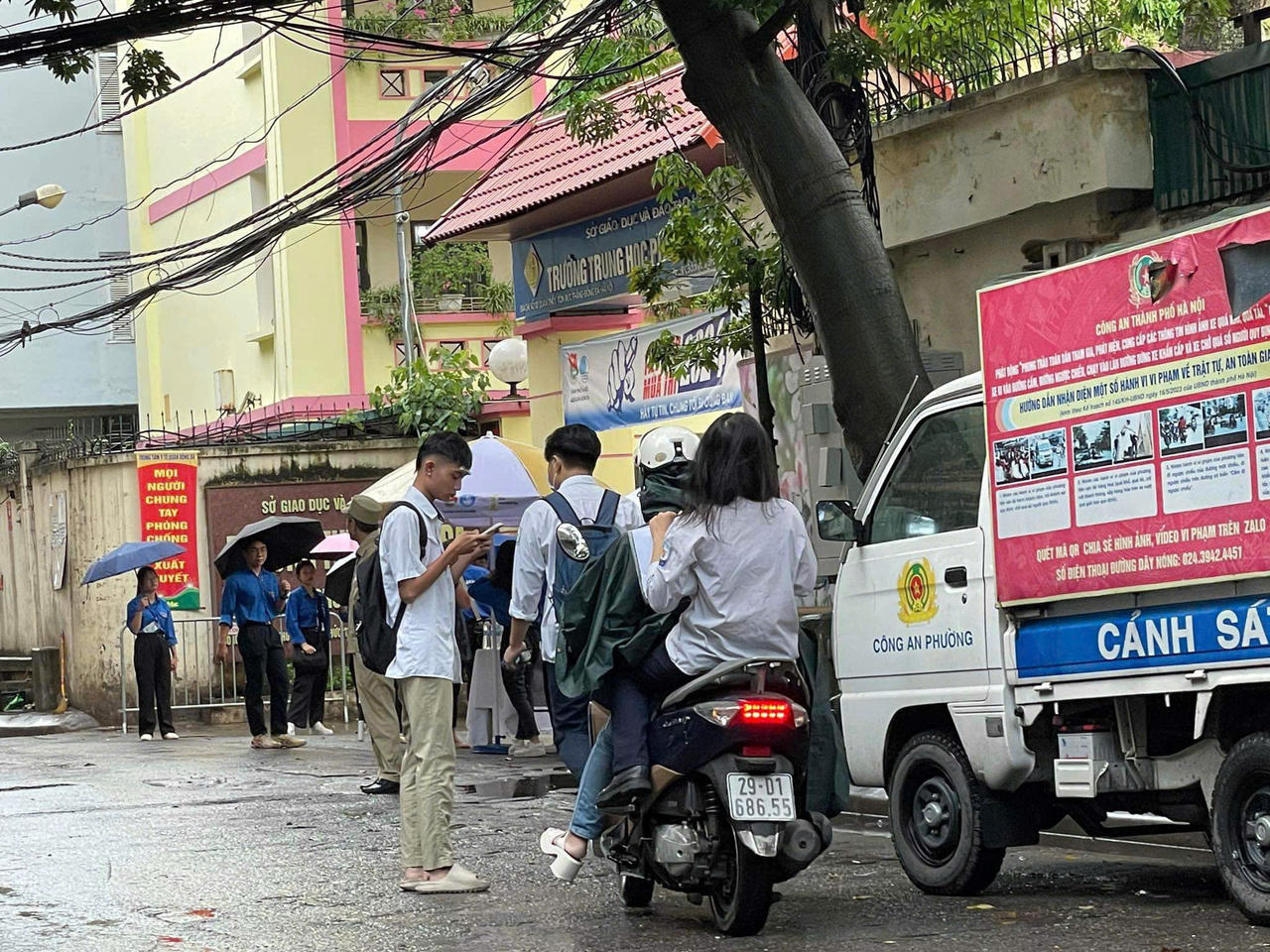 Phụ huynh dậy sớm nấu xôi cho sĩ tử Hà Nội ăn 'lấy may' để thi tốt nghiệp