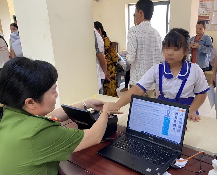 Nhiều trẻ được đưa đến làm căn cước tại Bạc Liêu trong ngày đầu triển khai mẫu mới