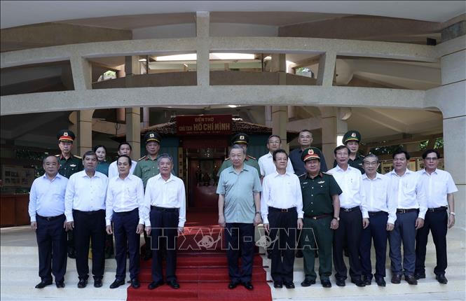 Chủ tịch nước Tô Lâm dâng hương tưởng nhớ Chủ tịch Hồ Chí Minh tại Trà Vinh