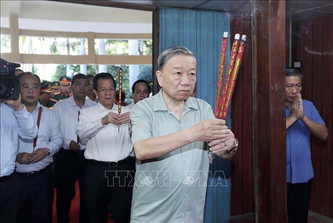 Chủ tịch nước Tô Lâm dâng hương tưởng nhớ Chủ tịch Hồ Chí Minh tại Trà Vinh