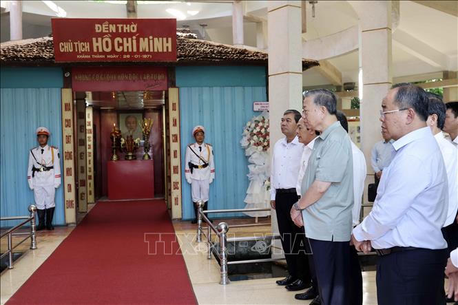 Chủ tịch nước Tô Lâm dâng hương tưởng nhớ Chủ tịch Hồ Chí Minh tại Trà Vinh