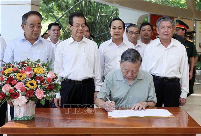 Chủ tịch nước Tô Lâm dâng hương tưởng nhớ Chủ tịch Hồ Chí Minh tại Trà Vinh