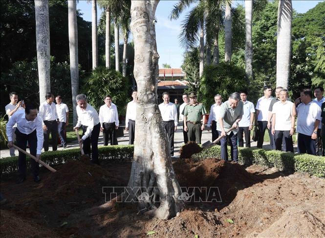 Chủ tịch nước Tô Lâm dâng hương tưởng nhớ Chủ tịch Hồ Chí Minh tại Trà Vinh