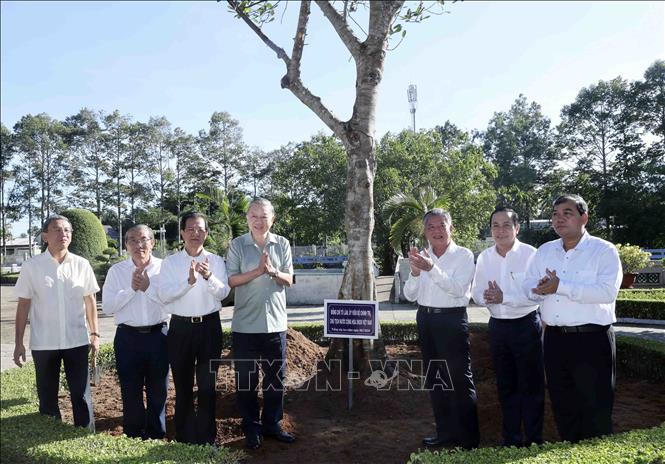 Chủ tịch nước Tô Lâm dâng hương tưởng nhớ Chủ tịch Hồ Chí Minh tại Trà Vinh