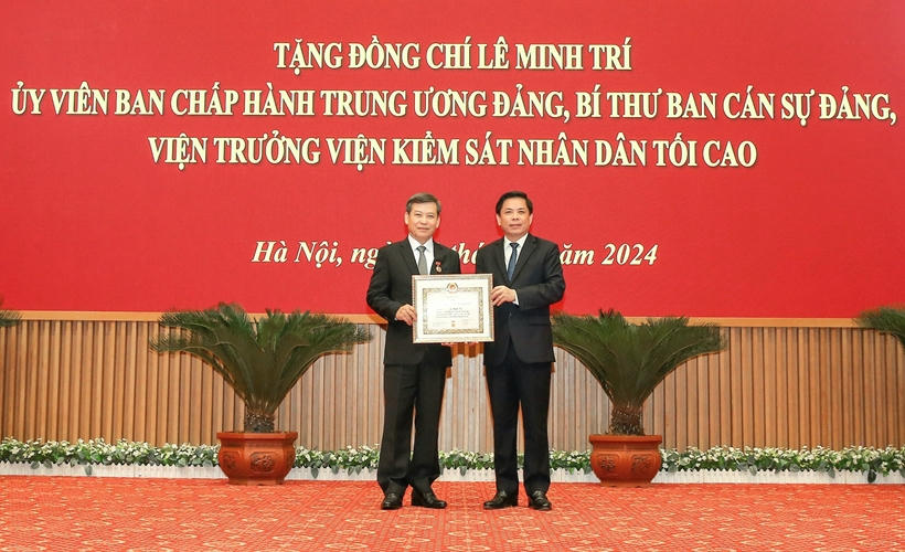 Trao Huy hiệu 40 năm tuổi Đảng tặng Viện trưởng Lê Minh Trí