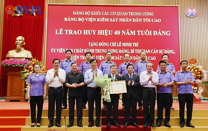 Trao Huy hiệu 40 năm tuổi Đảng tặng Viện trưởng Lê Minh Trí