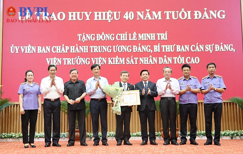 Trao Huy hiệu 40 năm tuổi Đảng tặng Viện trưởng Lê Minh Trí