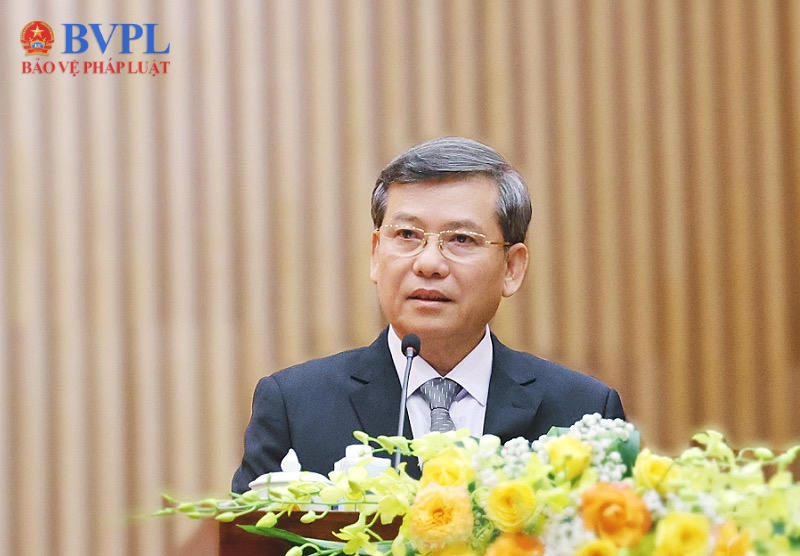 Trao Huy hiệu 40 năm tuổi Đảng tặng Viện trưởng Lê Minh Trí